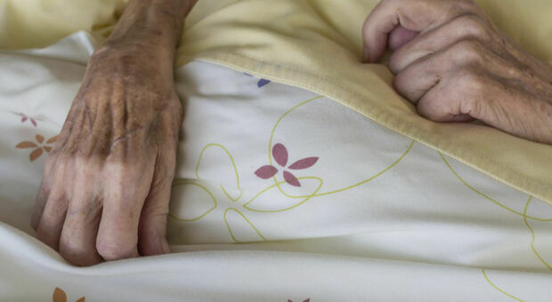 Il bimbo di 7 anni abbraccia la nonna nel sonno per il freddo: il giorno dopo la ritrova morta