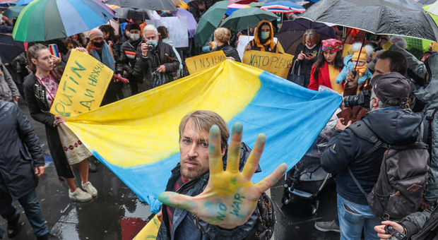 Ucraina, mamme in lacrime in piazza a Napoli: «In ansia per i nostri figli»