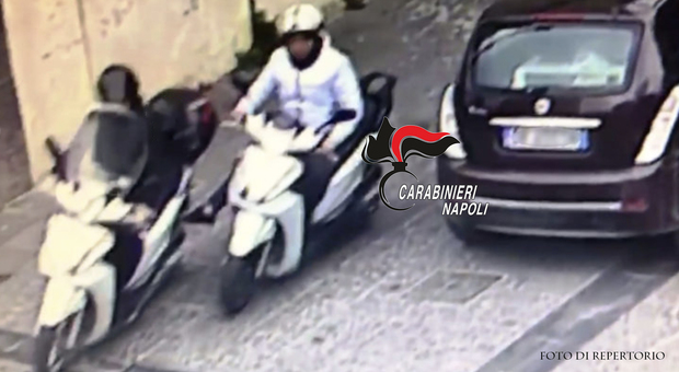 Napoli, sventato «furto a spinta»: arrestato 22enne, complice ricercato