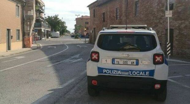 La Polizia locale trova due involucri di hashish in un giardino a Montemarciano