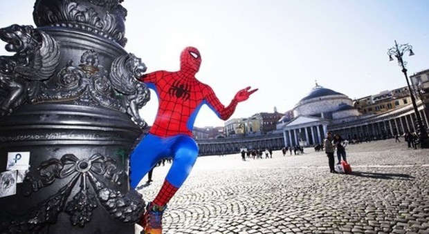 Napoli, a piazza Plebiscito spunta Spiderman
