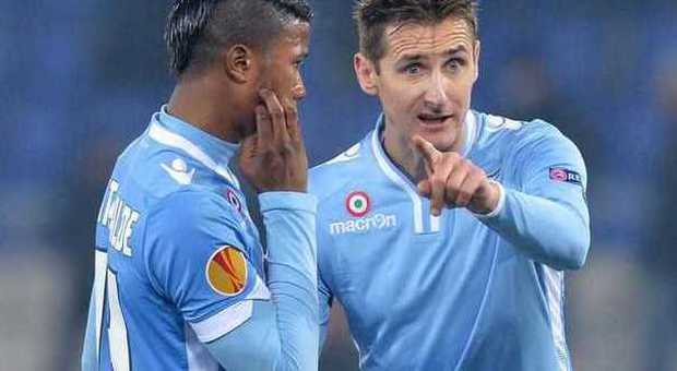 Lazio-Juve 1-1, Llorente pareggia il rigore, bianconeri in 10 per un'ora