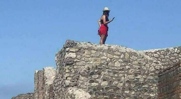 Pompei, turista sale sul tetto delle antiche terme per scattare un selfie: rischia un anno di carcere