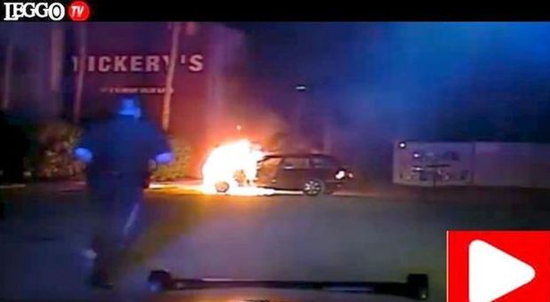 Poliziotto eroe: sfida il fuoco per salvare il giovane intossicato nell'auto in fiamme