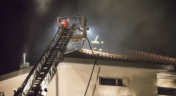 Appartamento avvolto dalle fiamme: muore una donna. Allarme dato dai vicini