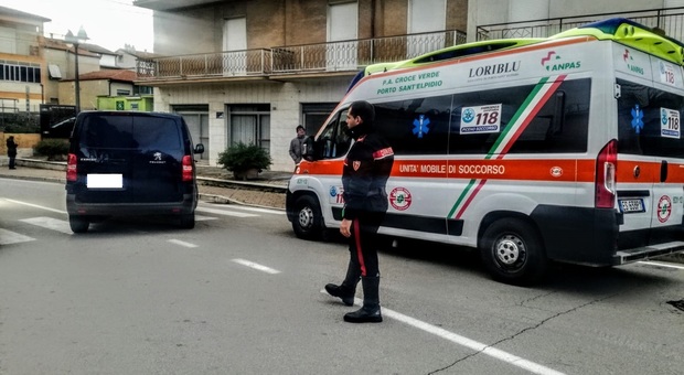 Porto Sant'Elpidio, urtata dal furgone sulle strisce, cade e batte la testa: anziana soccorsa dall'eliambulanza