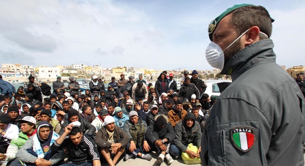 Isis, il ministro della Difesa francese Le Drian: «Pericolo terroristi tra i migranti a Lampedusa»