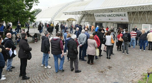 Vaccino a chi si presenta, boom dell'open day: a Caserta in fila anche i 18enni
