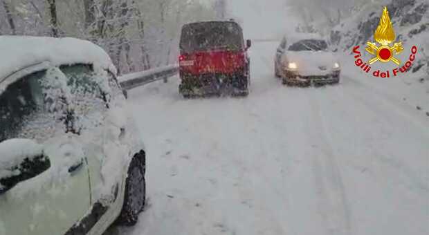 Neve sull'Irpinia, disagi sulle strade e alberi abbattuti