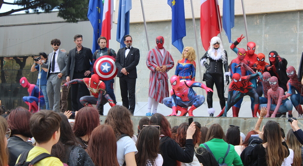 Comicon 2022, il flash mob per la pace con protagonisti i personaggi del mondo Marvel
