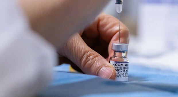 Omicron, il vaccino aggiornato anche in Italia: via libera dell'Aifa