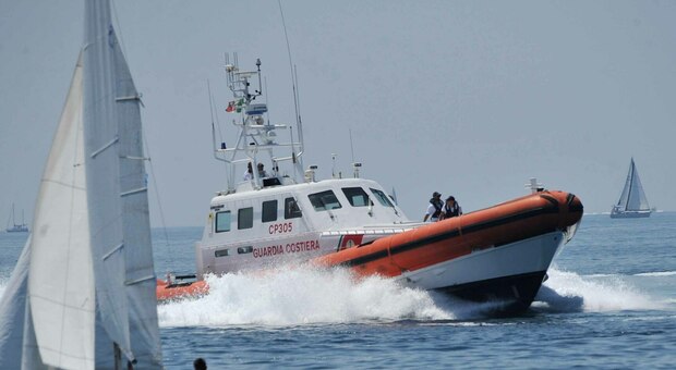 Barca affonda a Stintino, nel nord della Sardegna: dispersi due sub. L'sos: «Aiuto, imbarchiamo acqua»