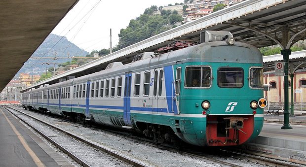 Vandali rompono i finestrini del treno regionale: danni per 6.000 euro