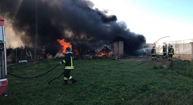 Maxi incendio in un'azienda agricola di Sperlonga: danni ingenti ma nessun ferito