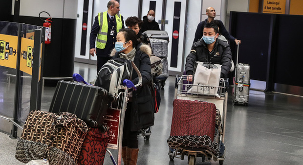 Coronavirus, l'Italia chiude il traffico aereo: ma a Roma e Milano atterrati passeggeri dalla Cina