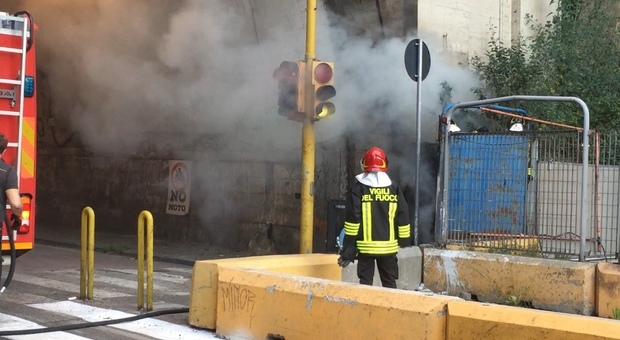 Napoli, nube di fumo all’interno del tunnel di Piedigrotta: vigili del fuoco e carabinieri sul posto