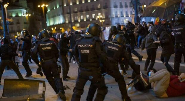 Barcellona, arrestati sei giovani anarchici italiani durante le proteste per il rapper Hasél