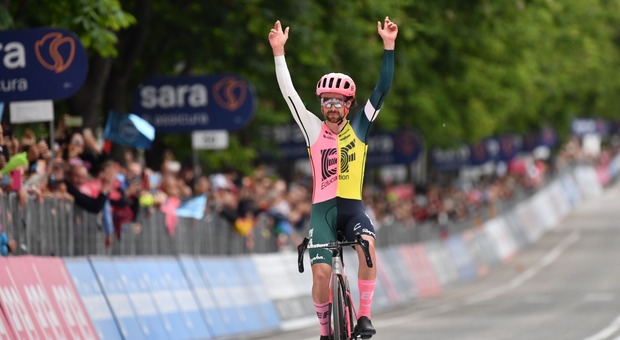 Giro d'Italia, Ben Healy si aggiudica la Terni-Fossombrone: fuga cominciata a 50 chilometri dall'arrivo