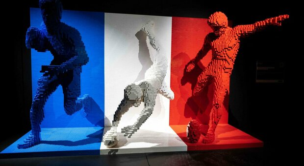 "Try" di Nathan Sawaya fatto con 18.600 pezzi di lego. E' una delle installazioni artistiche che celebrano la Coppa del mondo di rugby in Francia