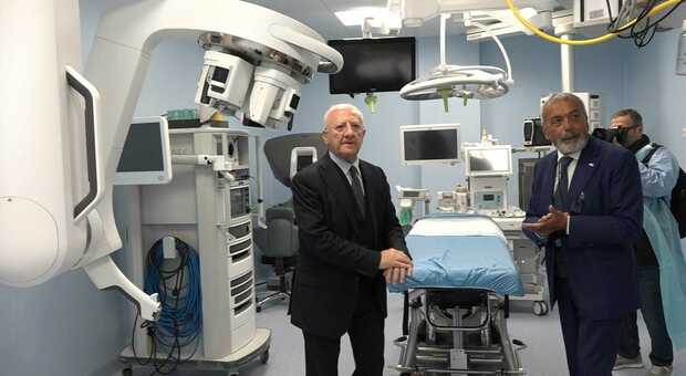 Il governatore De Luca ha inaugurato il primo robot per interventi senza incisioni in Italia