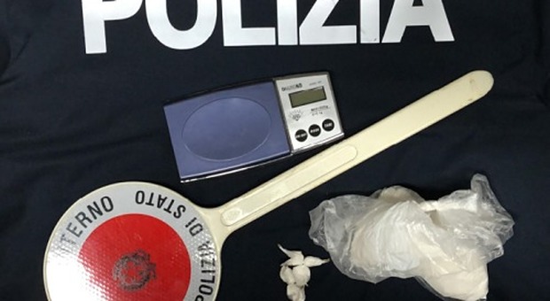 Pusher con 110 grammi di cocaina arrestato dalla polizia