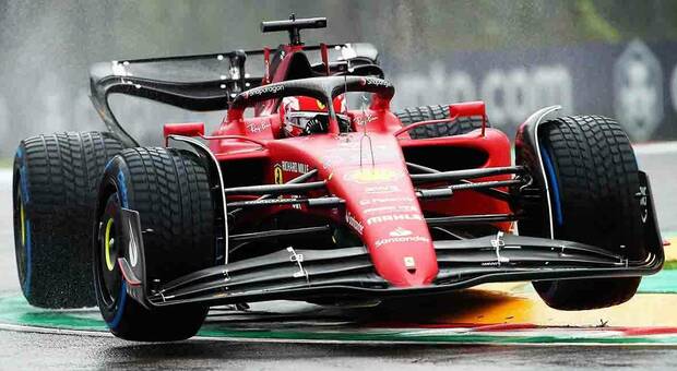 Charles Leclerc con la Ferrari sui cordoli di Imola