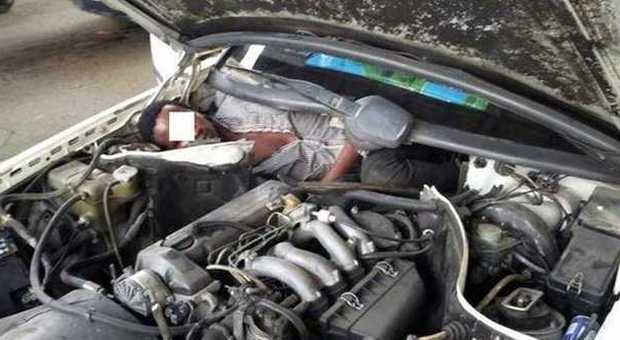Un migrante nascosto nel vano motore di un'auto (foto Guardia Civil)
