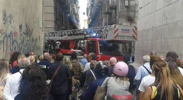 Napoli, l'autoscala dei pompieri si blocca tra i vicoli del centro| Guarda