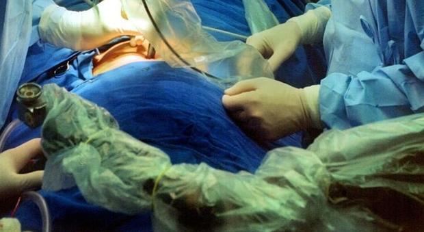 Si rifà il seno in una clinica di Posillipo ma le bucano un polmone: processo senza fine