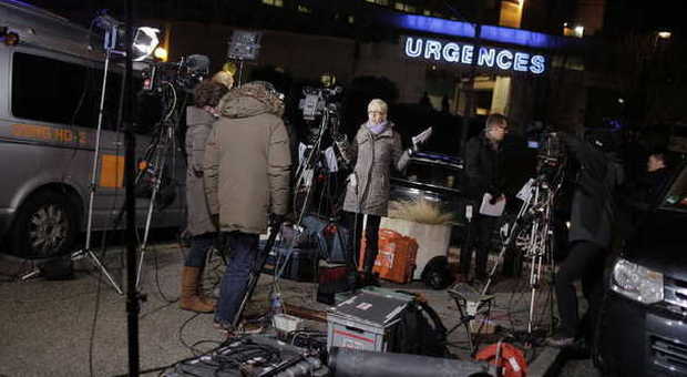 Giornalisti in attesa davanti all'ospedale di Grenoble
