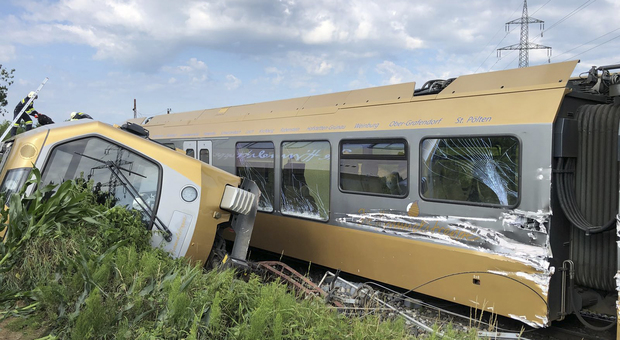 Deraglia un treno, terrore in Austria: «A bordo molti bambini». 28 feriti, due sono gravi