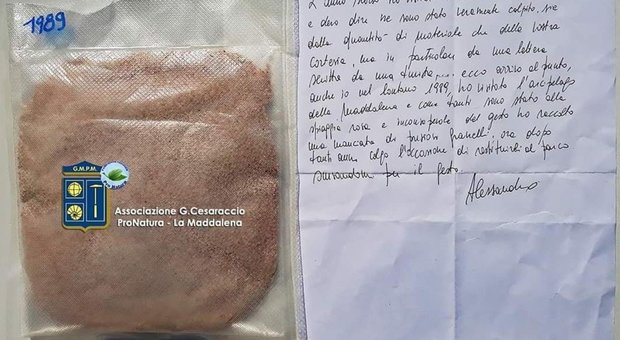 Dopo 30 anni restituisce la sabbia rosa rubata a La Maddalena: «Vi chiedo scusa»