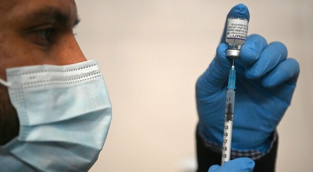 Vaccino unico contro Covid e influenza, via ai test di Pfizer/Biontech. Controllo su «sicurezza e tollerabilità»