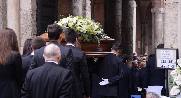 Cesare Maldini, un migliaio ai funerali: Paolo commosso, sfilata di ex milanisti