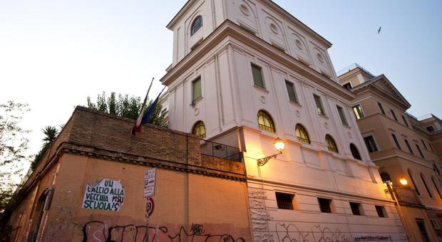 Molestie e battute hot durante le lezioni in un liceo di Roma: prof condannato, ma la pena è ridotta
