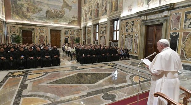 Il Papa riceve gli Agostiniani scalzi e si chiede: ma perché alcuni portano le scarpe?
