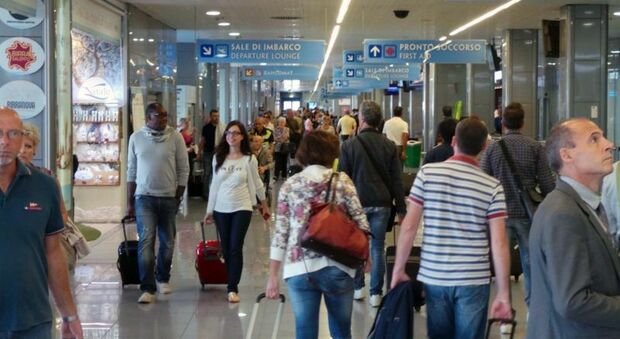 Oltre tre ore di ritardo per i voli Brindisi-Bergamo: ai passeggeri spettano 250 euro di rimborso/Ecco come chiederlo