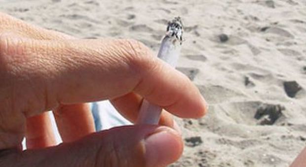 Sigarette al bando, «stop al fumo nei parchi e nelle spiagge»
