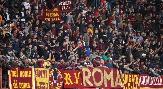 Cori razzisti dei tifosi della Roma a Ronaldo Vieira. Il tweet di scuse del club. La Samp ringrazia