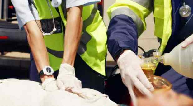 Mamma di 37 anni salvata dai soccorritori: massaggio cardiaco di 75 minuti