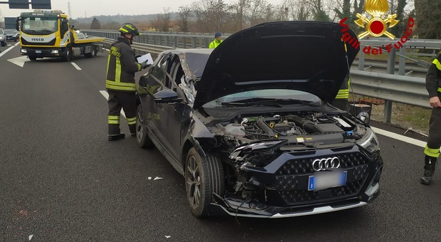 Tampona con l'Audi un camion in autostrada: mamma e figlia finiscono all'ospedale