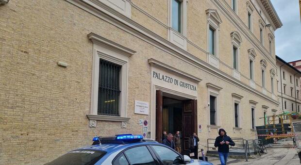 Casa a luci rosse subaffittata a una squillo ad Ancona: poliziotto si finge cliente, sfruttatore a giudizio