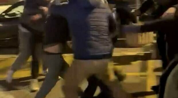Maxi rissa a Napoli, in 30 accerchiano e picchiano due stranieri: «Hanno molestato una ragazzina». Salvati dal linciaggio