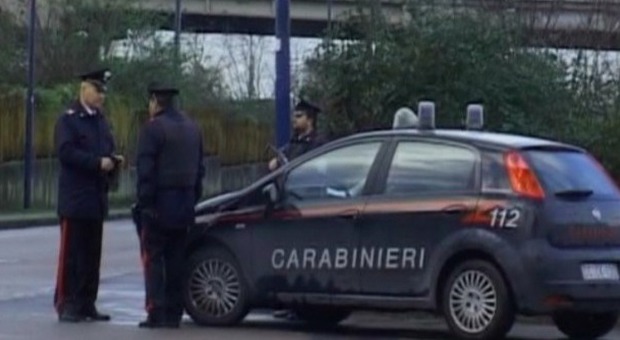 Carabiniere fuori servizio intercetta tre ladri d'auto e li fa arrestare