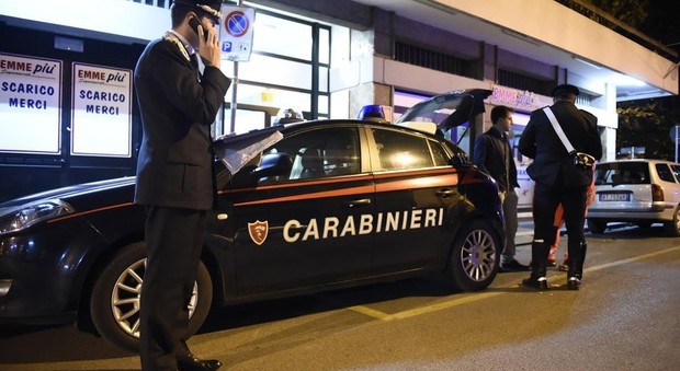 I carabinieri sotto l'abitazione dov'è avvenuto il delitto