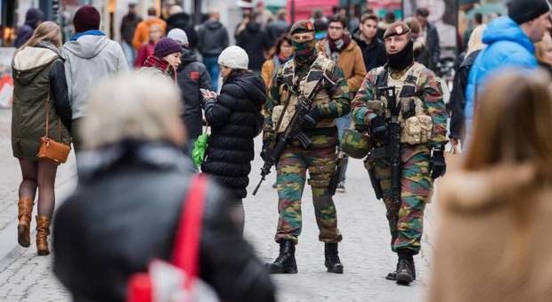 Francia, militare accoltellato da due uomini: «Gridavano qualcosa sui raid in Siria»