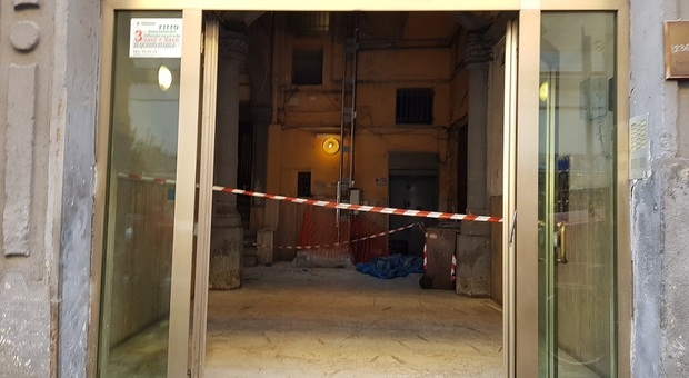 Napoli, pulisce il lucernario di un ascensore per 35 euro: cade dal quarto piano e muore