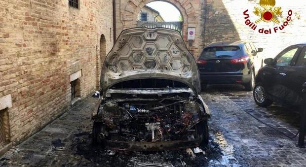 Fliottrano, auto in fiamme in centro: partono gli allarmi del Comune