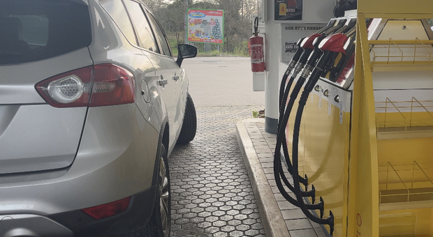 Rincaro carburante, Ferragosto non aiuta: prezzi al rialzo. Ecco provincia per provincia dove si può risparmiare