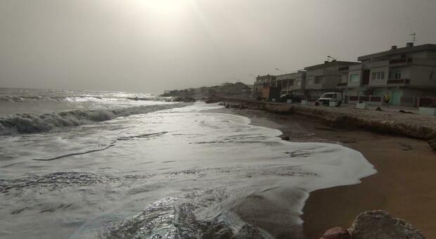 Spiaggia e strade, a Marina di Montemarciano il mare mangia tutto: «A rischio anche le case»
